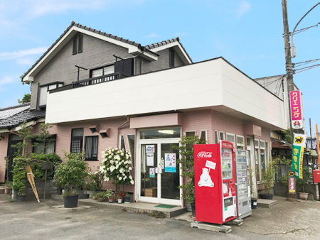 店の看板も含めて2トーン仕様の外壁に