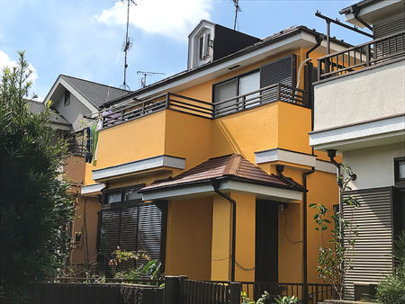 屋根とのコントラスト映える外壁カラーに