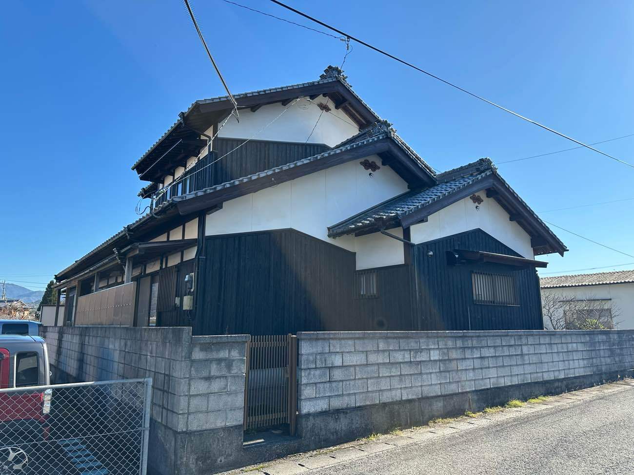 【鬼北町×外壁塗装工事】木板と漆喰の風合いを守る―キシラデコールコンゾランで仕上げた丁寧な外壁塗装