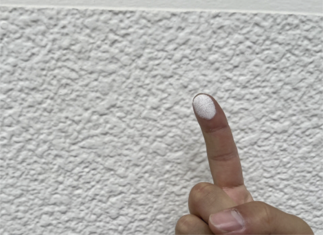 壁を触ると白くなる