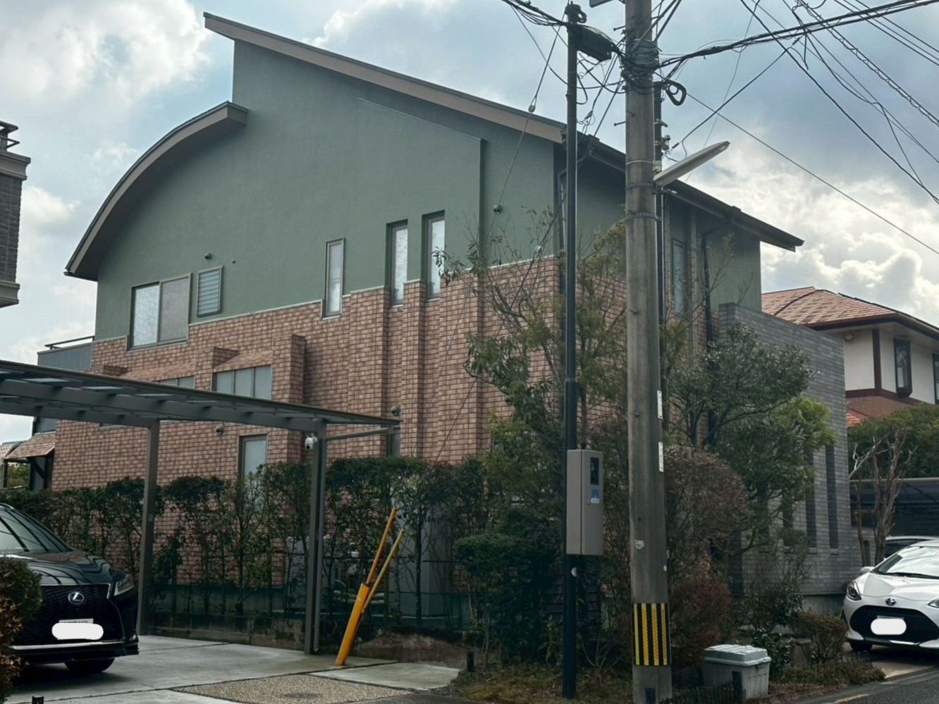 福岡市西区┃白からオリーブグリーンへ　レンガタイルが映える英国モダンな装い