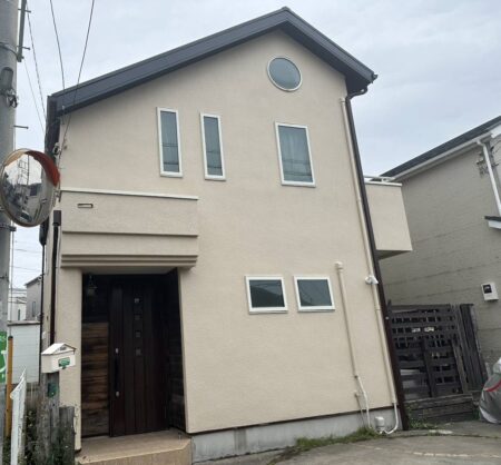 【茅ヶ崎市・外壁屋根塗装】モルタルの風合いを活かし、遮熱機能で夏も快適に！新築時の輝きを取り戻したH様邸のトータルメンテナンス